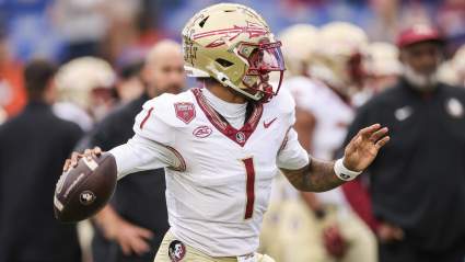 Los Dolphins invitan a un quarterback no seleccionado en el draft al minicampamento de novatos, pero hay un inconveniente.