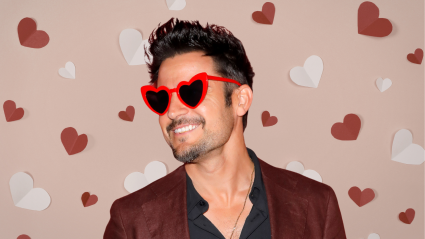La estrella de Hallmark, Tyler Hynes, revela la divertida historia detrás de sus gafas de sol con forma de corazón con la frase "Te veré pronto".