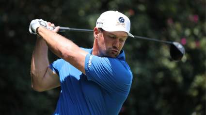 Un golfista profesional se retira repentinamente del torneo antes de la ronda final.