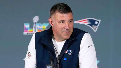 Mike Vrabel se toma fotos con los aficionados en la fiesta del Draft de la NFL mientras continúan los rumores de romance.