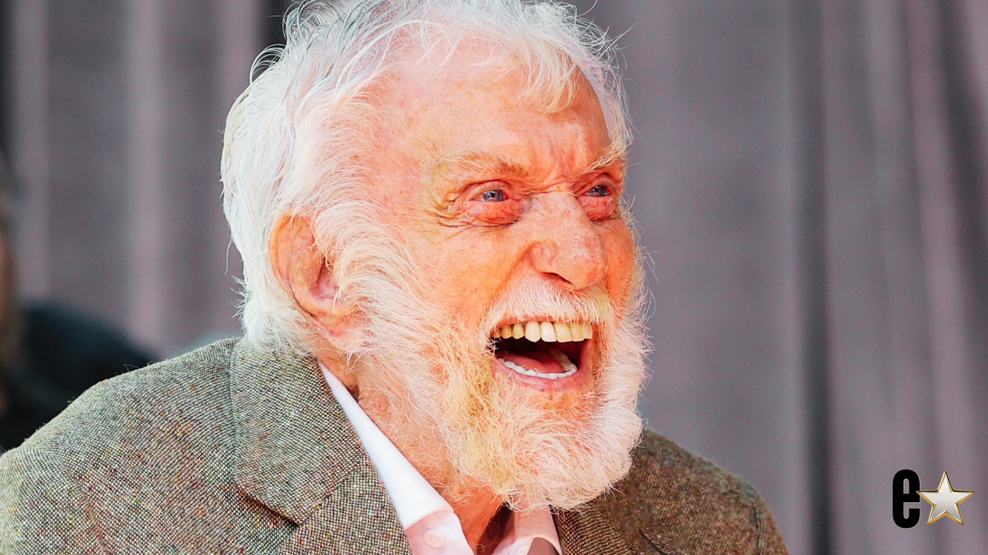 Dick Van Dyke, de 100 años, enternece corazones bailando en su asiento en un nuevo y dulce video.