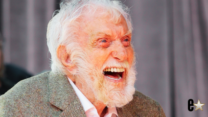Dick Van Dyke, de 100 años, enternece corazones bailando en su asiento en un nuevo y dulce video.