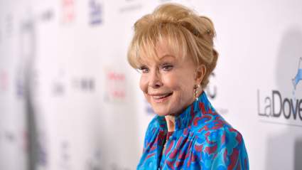 La estrella de 'Mi bella genio', de 94 años, deslumbra en una rara aparición en la alfombra roja: FOTOS