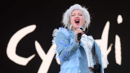 Cyndi Lauper calla a un detractor durante su residencia en Las Vegas.