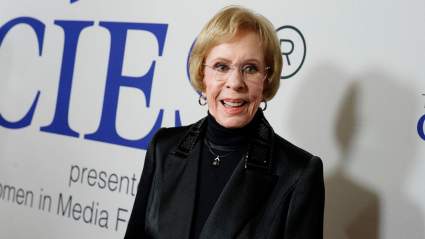 Carol Burnett, de 93 años, luce radiante durante una inusual salida por su cumpleaños.