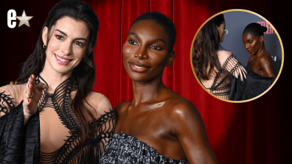 Anne Hathaway interviene para salvar a su compañera de reparto Michaela Coel de un percance con su vestuario en la alfombra roja.