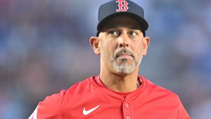 El exmánager de los Red Sox, Alex Cora, comparte un emotivo mensaje con los aficionados de Boston.