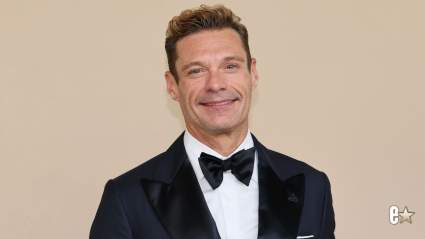 Ryan Seacrest tiene a sus fans extasiados con fotos en la playa sin camisa.