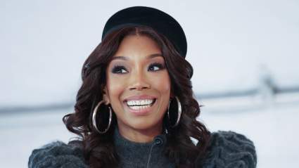 La leyenda del R&B, Brandy, celebra su último éxito.