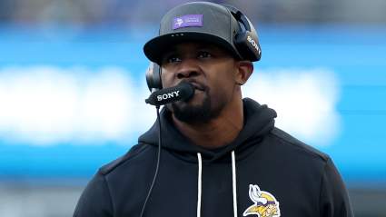 Caleb Banks, de los Vikings, revela un poderoso mensaje de Brian Flores.