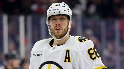 Los Bruins realizan cambios importantes en su alineación tras la derrota en el tercer partido contra los Sabres.