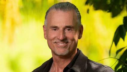 Los fans de 'Survivor 50' reaccionan al momento del haiku del entrenador y a su comportamiento en el consejo tribal.