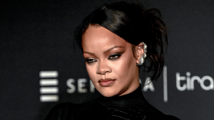 La interacción de Rihanna con los paparazzi en la alfombra roja da un giro sorprendente.