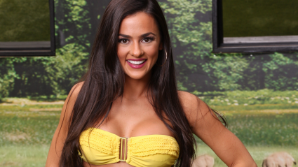 Una estrella de reality show se topa con su propio anuncio en plena naturaleza: "¡Esto es una locura!"