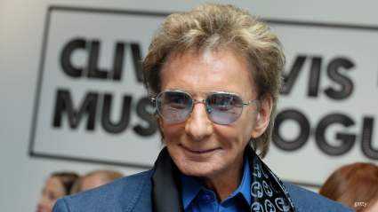 Barry Manilow es visto por primera vez desde su cirugía de cáncer.