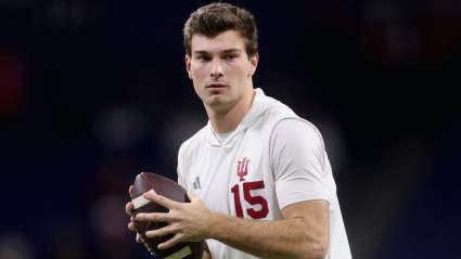 Los Raiders consiguen una comparación con un mariscal de campo de élite para Fernando Mendoza.