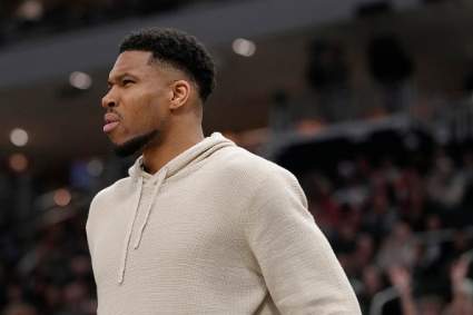 Los Bucks contratan a un entrenador con una condición que les costará caro a Giannis.