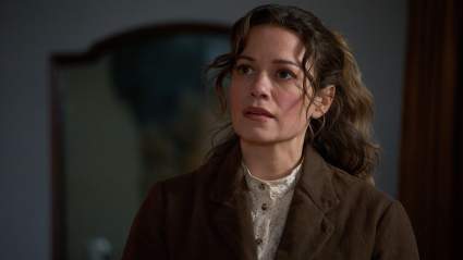 Bethany Joy Lenz comparte su kit de supervivencia para el rodaje de 'Hope Valley: 1874'.