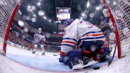 Gol polémico de los Oilers en tiempo extra, anotado por los Ducks. Decisión acertada.