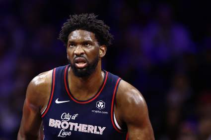 El presentador del programa deportivo de los 76ers se niega a disculparse por su comentario sobre Joel Embiid.