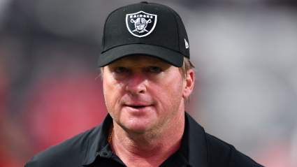 El entrenador en jefe de los Raiders, Klint Kubiak, obtiene una opinión convincente de Jon Gruden.