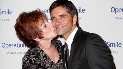 John Stamos comparte un emotivo homenaje de cumpleaños a su difunta madre.