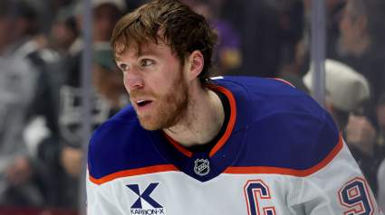 Los Oilers reciben noticias preocupantes sobre Connor McDavid antes del quinto partido.