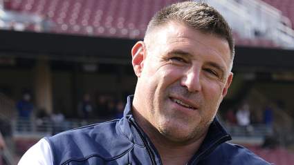 Mike Vrabel recibe una ovación de pie mientras los jugadores de los Patriots reaccionan a las fotos de Russini.