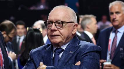 Los Canucks se quedan con un contrato intransferible en la temporada baja de 2026.