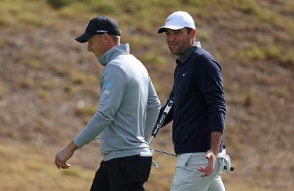 Scottie Scheffler se ríe de las artimañas de Jordan Spieth antes de la cena del Masters.