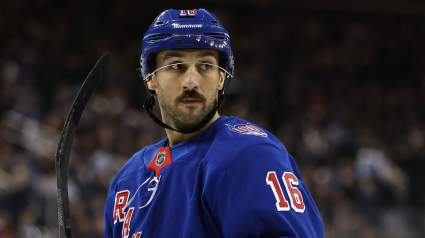 A los Rangers les convendría retener a Trocheck este verano.