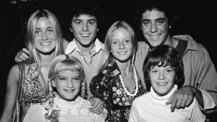La estrella de 'Brady Bunch' recrea la icónica escena inicial con su esposo en un tierno video.
