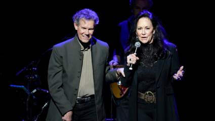 Randy Travis regresa emotivamente a los escenarios tras sufrir un derrame cerebral.