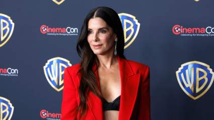 Sandra Bullock no puede evitar reírse al encontrarse con un perro de seguridad entre bastidores en un evento: VIDEO