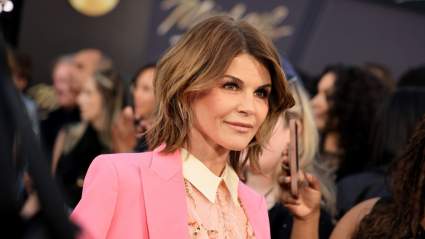 Lori Loughlin luce un top transparente en un nuevo look lleno de confianza: FOTOS