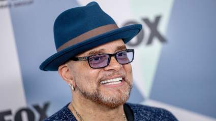 Sinbad regresa valientemente a los escenarios para su primer espectáculo de comedia en vivo desde el derrame cerebral que sufrió en 2020.
