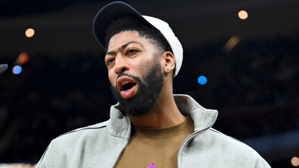 Anthony Davis reacciona el domingo al importante anuncio de la NBA.