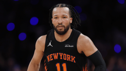 Un jugador de los 76ers lanza un ataque descontrolado contra Jalen Brunson de los Knicks después del primer partido.