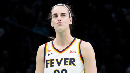 Caitlin Clark y Raven Johnson de Fever estrechan lazos gracias a un gol importante.
