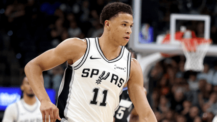 Los San Antonio Spurs informan sobre la lesión de Carter Bryant tras su baja al final del primer partido.