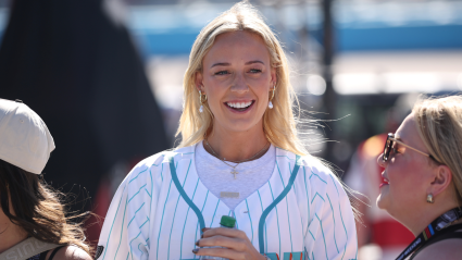 Sophie Cunningham, de la serie Fever, le da consejos sobre relaciones a Angel Reese.