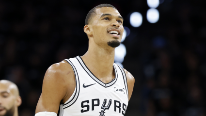 Victor Wembanyama rompe un récord de la NBA de 55 años en el primer partido de los Spurs contra los Thunder.