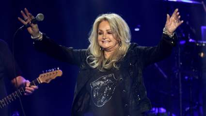 Los representantes de Bonnie Tyler afirman que la icónica artista sigue "gravemente enferma" y hospitalizada, pero sus médicos se mantienen "optimistas".