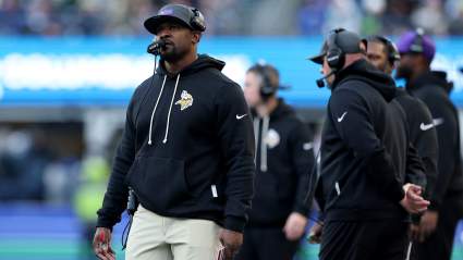 El coordinador defensivo de los Vikings, Brian Flores, recibe una importante actualización sobre la demanda de la NFL.