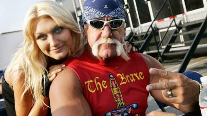 Brooke Hogan, la hija de Hulk Hogan, maneja las críticas a su foto en bikini como una profesional, mientras llora la muerte de su padre.