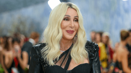Cher, de 79 años, regresa a las escaleras de la Met Gala con un atuendo de cuero y transparencias después de 11 años.