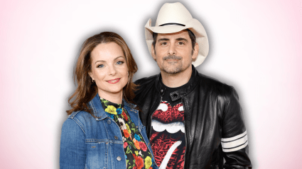 Kimberly Williams-Paisley se burla hilarantemente de su esposo Brad Paisley mientras muestra su colección de zapatos idénticos.