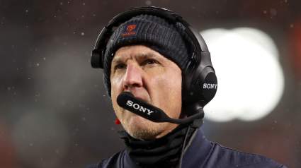 El coordinador defensivo de los Bears, Dennis Allen, hace una autocrítica antes de la temporada.