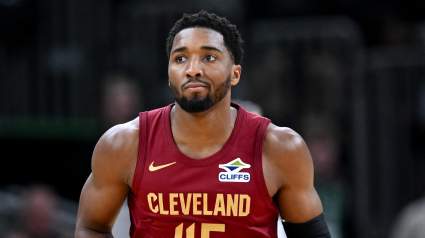 Donovan Mitchell de los Cavaliers recibe una advertencia del entrenador de los Pistons para el segundo partido.