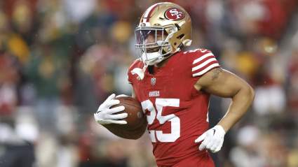 El ex corredor de los 49ers, Elijah Mitchell, intenta fichar por un equipo de la NFC tras ser despedido.